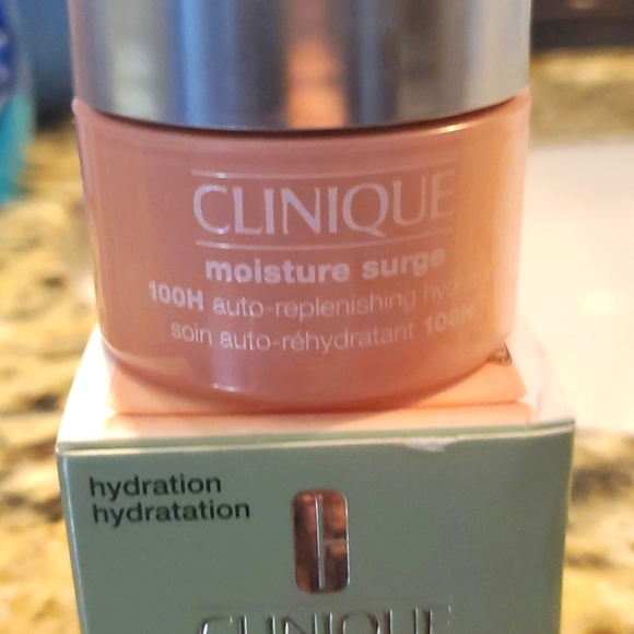 CLINIQUE Moisture Surge 100H - Picture 2 of 5